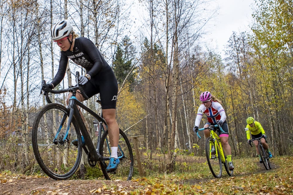 JEVNT: Marit Sveen (foran) var bare to sekunder unna seieren i Svelvik. Foto: Pål Westgaard Marit Sveen - Elisabeth Sveum - Ann Iren Bjørnarå - NC 4 Svelvik-kross 2018 - Pål Westgaard 1400x933