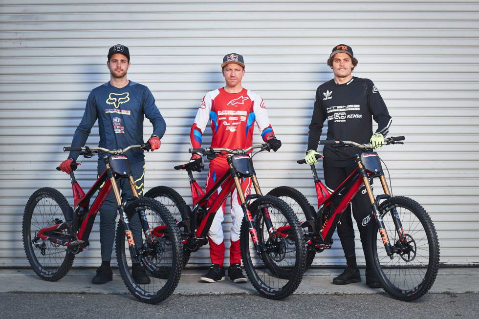 TØFF TRIO: Neko Mulally, Aaron Gwin og Jack Moir utgjør Intense sitt nye verdenscuplag. De har likevel hver sine sponsorer for klær, hjelmer og sko.