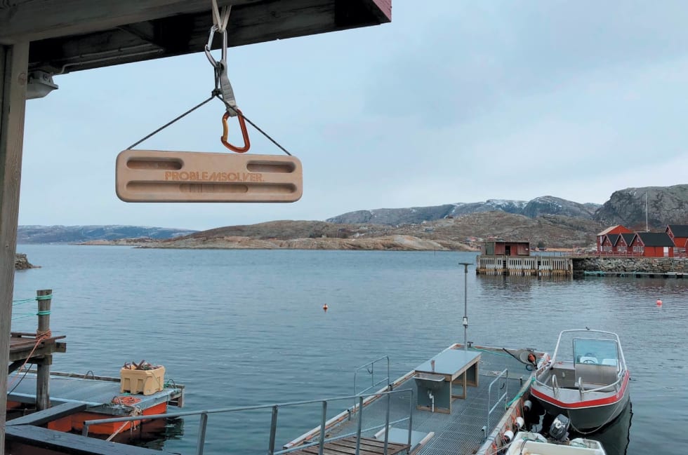 BLI VARM: Oppvarming på et fingerbrett kan være en god strategi for å være klar for å støte når du kommer til bulderen. Foto: Stian Christophersen