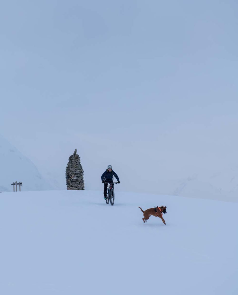 Pedro Matos ventet en stund på toppen av Dregetuva for å se om sola skulle dukke opp, men ble lei av å vente og satte utfor uansett. Foto: Martin André Kristoffersen Pedro Matis whiteout Dregetuva April 2018 - Martin Andre Kristoffersen 1000x