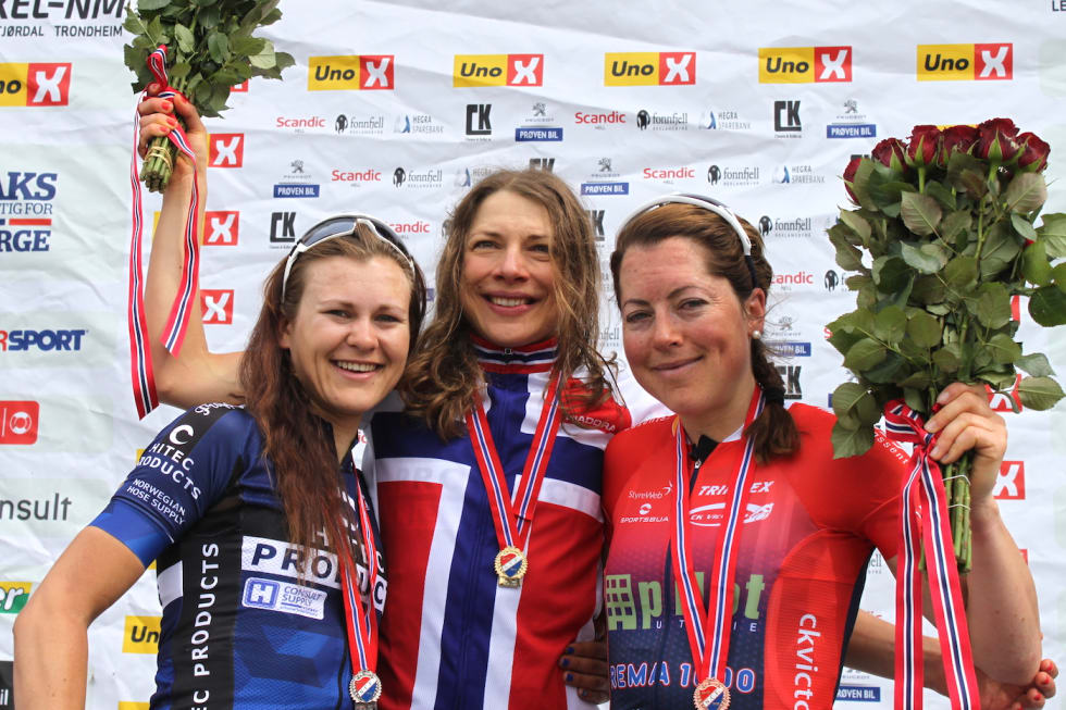 PALLEN: Vita Heine tok NM-gullet på fellesstarten, foran Katrine Aalerud, mens Ingrid Lorvik sikret seg bronse. Foto: Cato Karbøl/NCF Katrine Aalerud - Vita Heine - Ingrid Lorvik - NM Landevei 2017 - NCF 1400x933