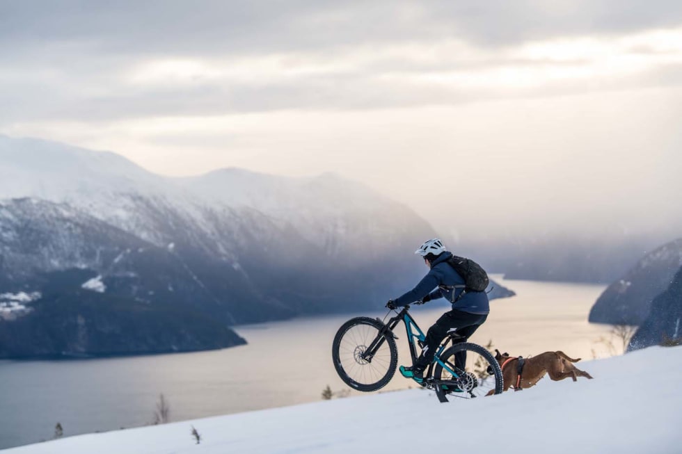 Gode turkamerater er gull verdt og fotografen er sjelden vond å be, forteller Pedro Matos. Fotografen trives imidlertid best bak kamera. Foto: Martin André Kristoffersen Pedro Matos at Dregetuva April 2018 - Martin Andre Kristoffersen 1400x933