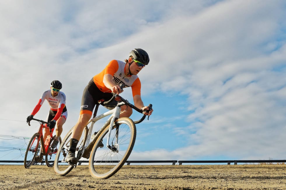 DUELL: Ola Jorde fra IK Hero ledet til tider over Kristoffer Ylven Westgaard, men ble til slutt nummer to. Foto: Ola Morken Ola Jorde foran Kristoffer Ylven Westgaard - Bjerkecross 2017 - Ola Morken 1400x933