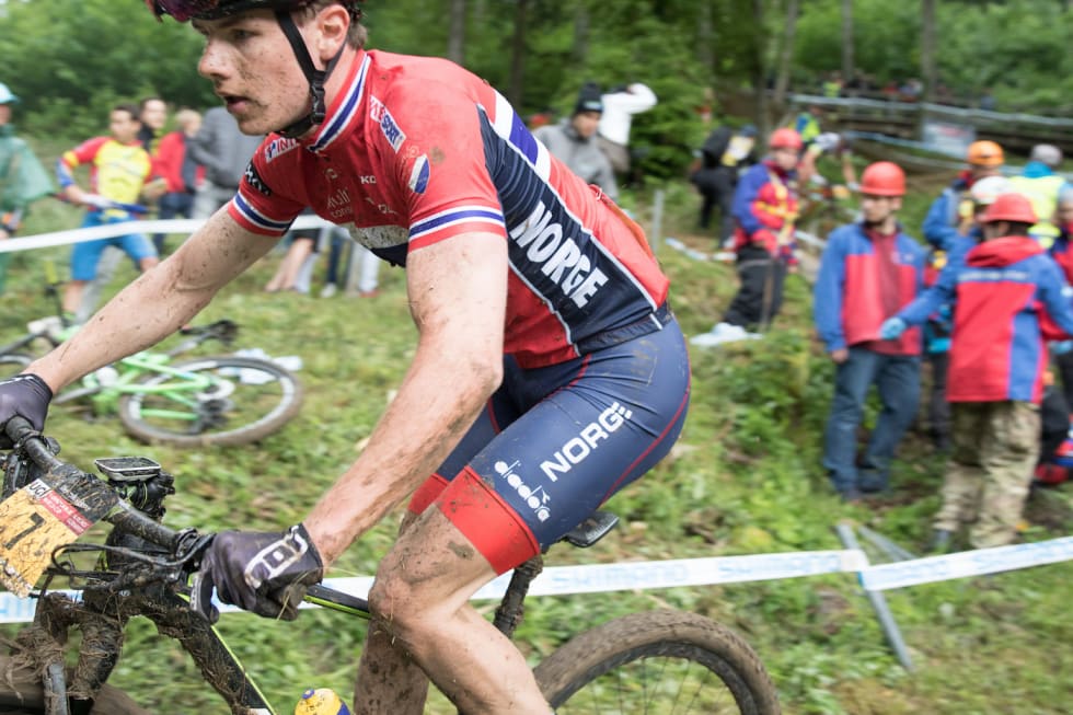 Martin Siggerud hadde ingen rå dag i regnværet i Albstadt. Foto: Bengt Ove Sannes Martin Siggerud - XCO WC Albstadt 2018 - Foto Bengt Ove Sannes 1400x933