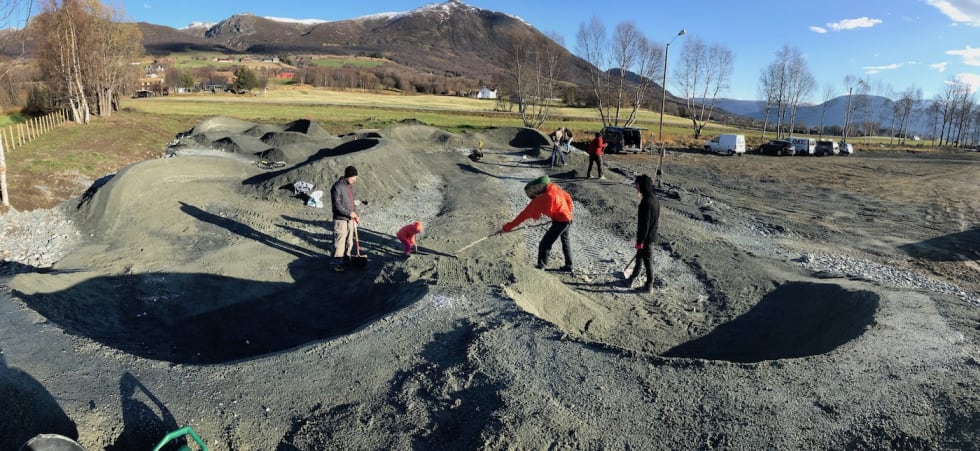 Fra byggearbeidet i våres. Foto: Steffen Fjelldal Pumptrack Oppdal - Foto Steffen Fjelldal 1400x644