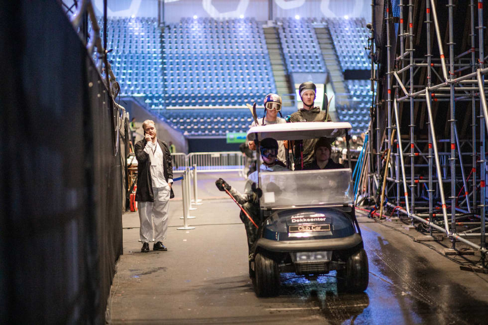 NORSKE HÅP: Øystein Bråten, Christian Nummedal og Ulrik Samnøy får skyss opp til toppen av stillaset.