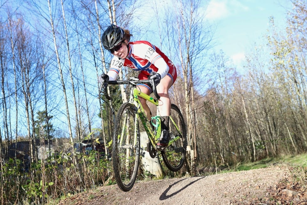 OVERLEGEN: Regjerende kross-norgesmester Elisabeth Sveum vant rittet i Svelvik med overlegen margin. Foto: Ola Morken Elisabeth Sveum - Svelvik CX 2017 - Ola Morken 1400x933