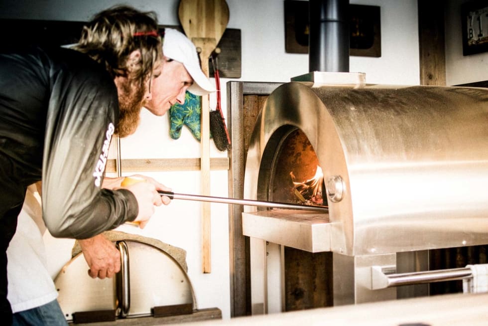I overkant? Vedfyrt pizza var en nødvendighet i dag, men kanskje ikke hver gang. Bård kontrollmåler diameter og vedfukt.