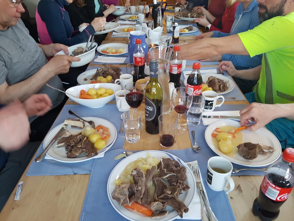 Første kveld vanket det skikkelig festmat på Jotka: Rein og buljong. Måltidet tok de sammen med en gruppe skigåere som også overnattet der. Foto: Stig R. Nilsen Mat må man ha - Fikk servert festmåltid på Jotka - Rein og buljong - Her sammen med en gruppe skigåere som også overnattet her - Stig R Nilsen 1400x1050