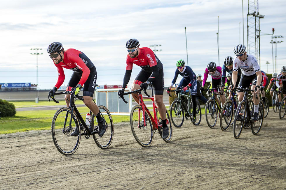 OFFENSIVE: Brødrene Kristoffer og Marius Ylven Westgaard, som tok henholdsvis første og tredjeplass i Bjerkekross i fjor, gikk hardt ut fra start. Foto: Pål Westgaard Kristoffer Ylven Westgaard - Marius Ylven Westgaard - Bjerkekross 2018 - Pål Westgaard 1400x933