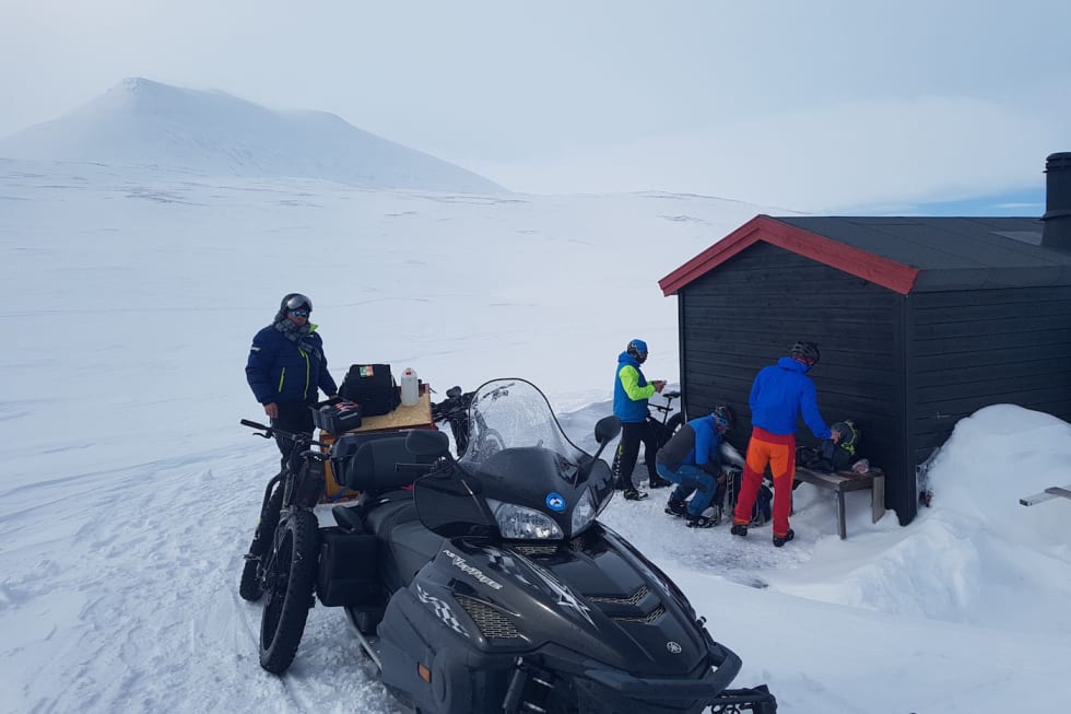 Lunsj ved det kjente landemerket Vuorje 1024 meter over havet. Foto: Stig R. Nilsen lunsj ved det kjente landemerket Vuorje 1024 moh Ulf Helge Johansen - Foto Stig R Nilsen 1400x933