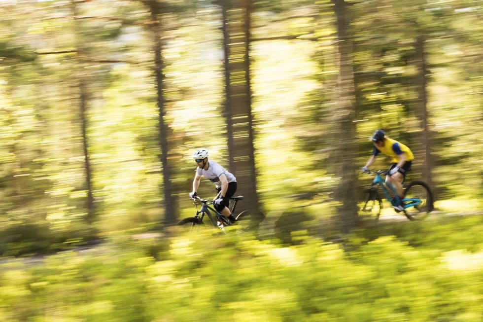 Storhjulsjakt: På flatmark, utfor og i klatring med - de grove stisyklene i denne testen er skikkelig allsidige. Kristoffer Kippernes stikker fra Øyvind Aas. Foto: Snorre Veggan Storhjulsjakt - Kristoffer Kippernes - Øyvind Aas - Foto Snorre Veggan 1400x933