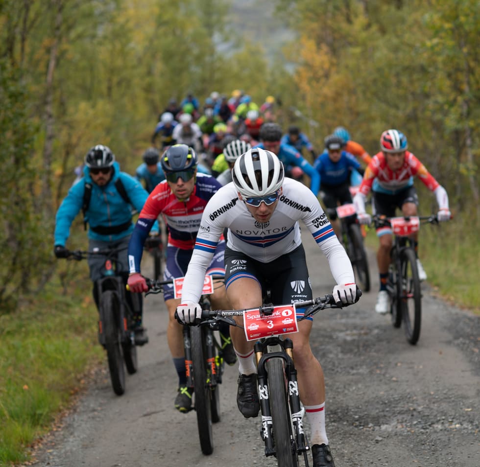 Ingvar Omarsson, islandsk mester i terrengsykling, tar føringen. Foto: Cecilia Emilie Johansen, Frikant/Skaidi Xtreme