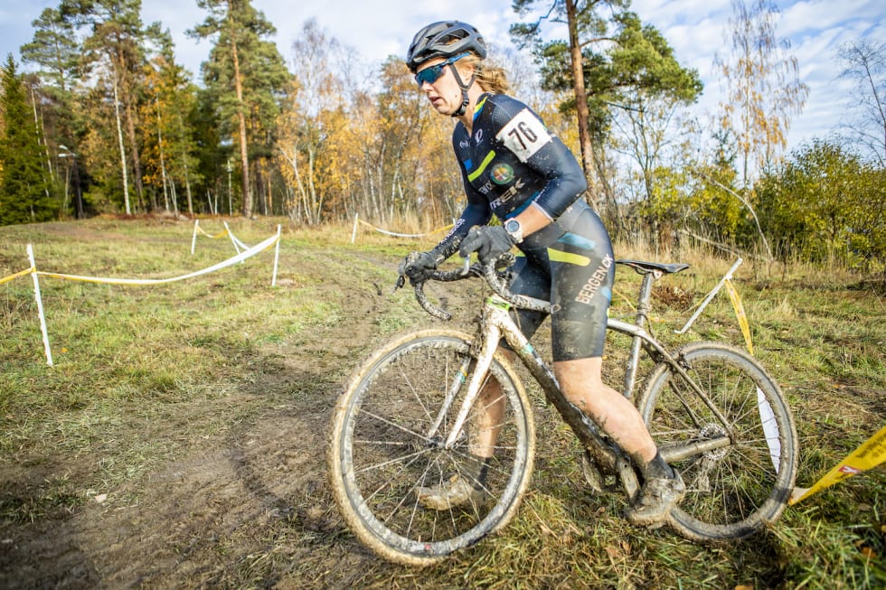 MÅ HA MARGIN: Ingrid Moe beregner alltid litt ekstra til velt og trøbbel der løypa blir teknisk eller ekstra gjørmete. Foto: Pål Westgaard Ingrid Moe - NC 3 Spikkestad - Pål Westgaard 1400x933