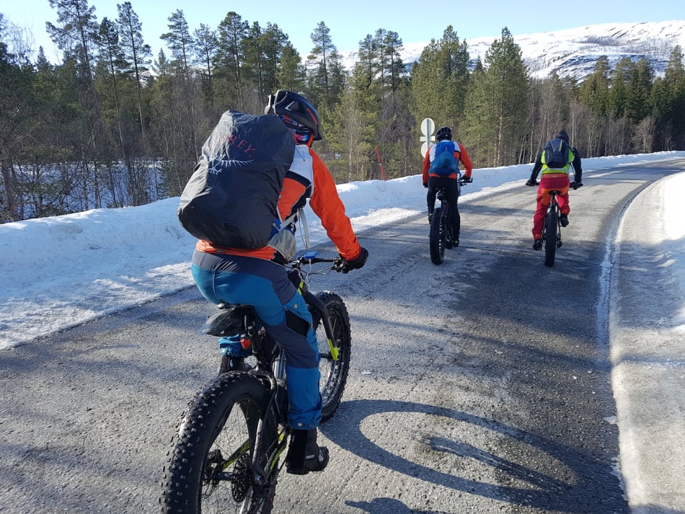 Enkelte korte strekker med asfalt er det vanskelig å komme helt utenom. Foto: Stig R. Nilsen Transportstrekke på asfalt mellom fjellpartier - her noen km mot Gargia - Foto Stig R Nilsen 1400x1050