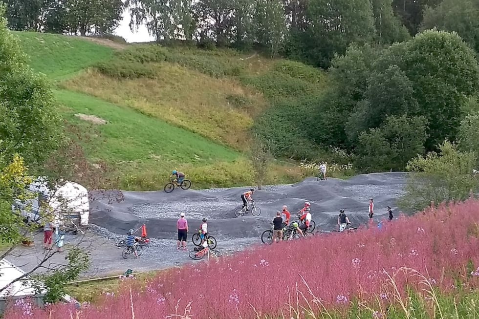 Pumptracken har allerede rukket å bli svært godt besøkt, selv om den ikke åpner formelt før 20. august. Foto: Bjørn Holmen Texasdalen Terrengpark - Pumptrack - Bingsfoss SK - Bjørn Holmen 1200x800