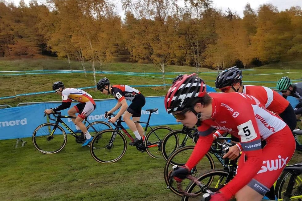 FELTERFARING: Fredrk Haraldseth (5) brukte rittet i Stockholm til å samle erfaring inn mot verdenscupen senere i høst. Foto: Stine Haraldseth Fredrik Haraldseth start UCI CX Oct 22-17 - Foto Haraldseth 1400x933