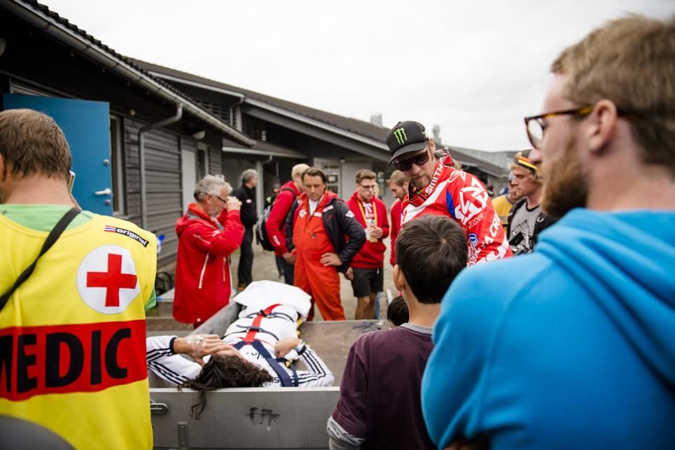 PASSER PÅ: Steve Peat passer på læregutten Josh Bryceland. Foto: Martin. I Dalen steveratMID