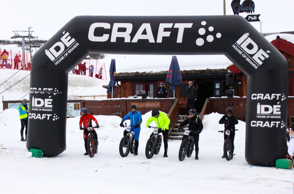 TYNT TIL START: Med bare fem deltakere ble det god plass i løypa. Foto: Arrangøren Beito Fatbike Challenge Startline Foto arrangøren 1400x924