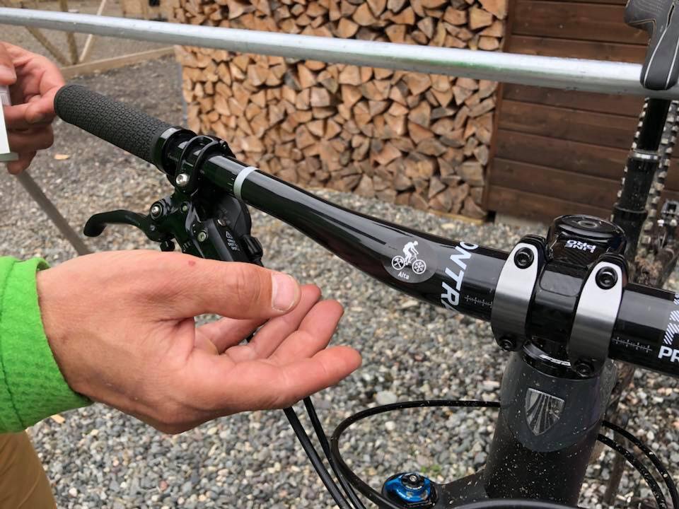 Deltakerne på No Limits fikk et klistremerke som viser at de bidrar til bærekraftige stier i Alta. Foto: Bjørn Michaelsen Alta sticker