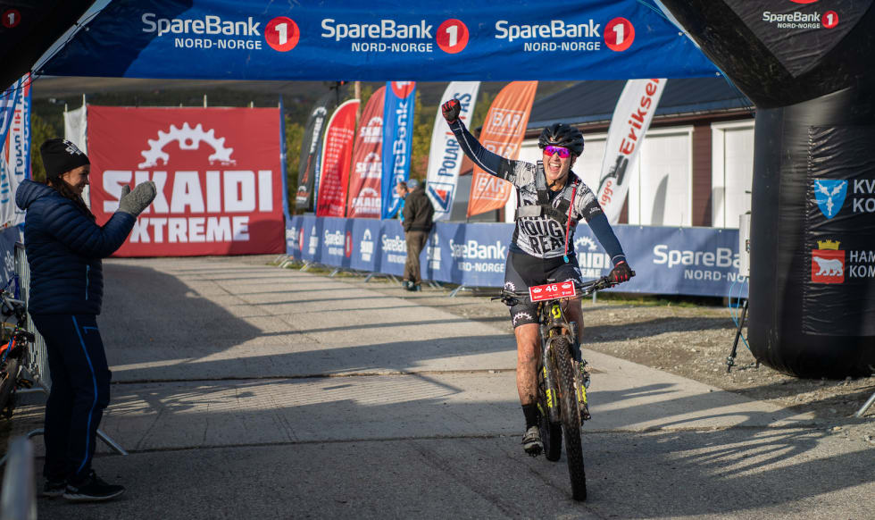 Målseilet var nok etterlengtet for de fleste etter de 44 kilometerne over vidda. Her er det Ragnhild Rønning som går i mål. Foto: Cecilia Emilie Johansen, Frikant/Skaidi Xtreme
