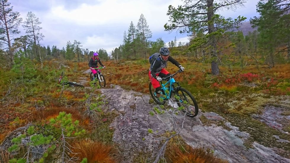 Gjennom skogen over lyng og svaberg. Svaberg Jentecamp Folven 2017 - Foto Tommy Aslaksen 1200x