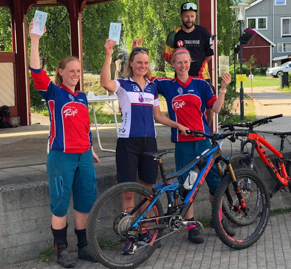 Pallen i dameklassen: Alice Grindheim, Hilde Sangesland Strædet og Anette Røssum Bastnes. Foto: Privat Alice Grindheim - Hilde Sangesland Strædet - Anette Røssum Bastnes - Nesbyen Enduro 2018 - Foto Privat 1200x