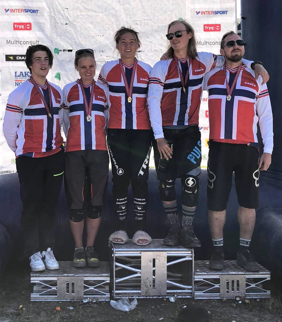 Norgesmestere 2018: Atle Hagen Laakso (junior), Hilde Sangesland Strædet, Mille Johnset (junior), Brage Vestavik, og Pål Standal (master). Atle Hagen Laakso - Hilde Sangesland Strædet - Mille Johnset - Brage Vestavik - Pål Standal - Foto Privat 1400x