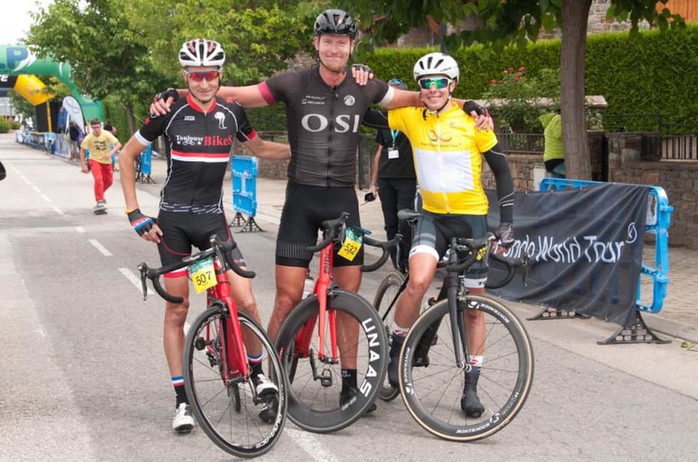 PALLEN: Knut Sande vant foran Sebastien Pillon og Jonas Orset. Foto: Photoset Knut Sande - Jonas Orset - Gran Fondo World Tour 2017 1200x795