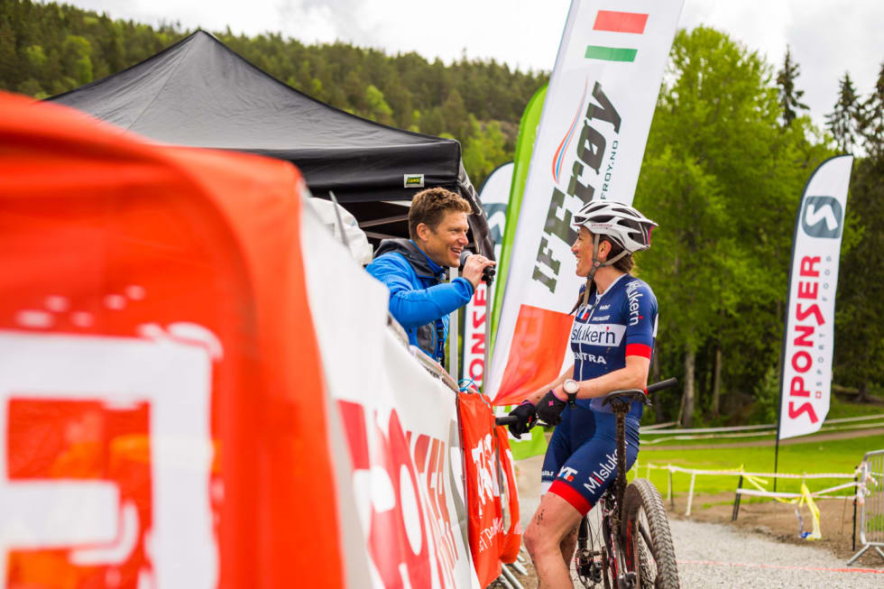 Sunniva Dring vant Terrengsykkelrittet 2016 med nok margin til å slå av en prat med speaker Ola Bustad før neste damerytter var inne. Foto: Snorre Veggan Sunniva ola Bustad TSR 2016 - Snorre Veggan