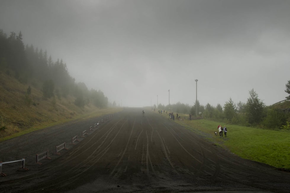 FØRST OVER FJELLET: Det ligger alltid prestisje i å være førstemann over fjellet fra Rena til Lillehammer. Her ser du blant annet Birken-veteran Kjell Karlsen stupe ned ballettbakken tidlig på morgenen. birken_0002
