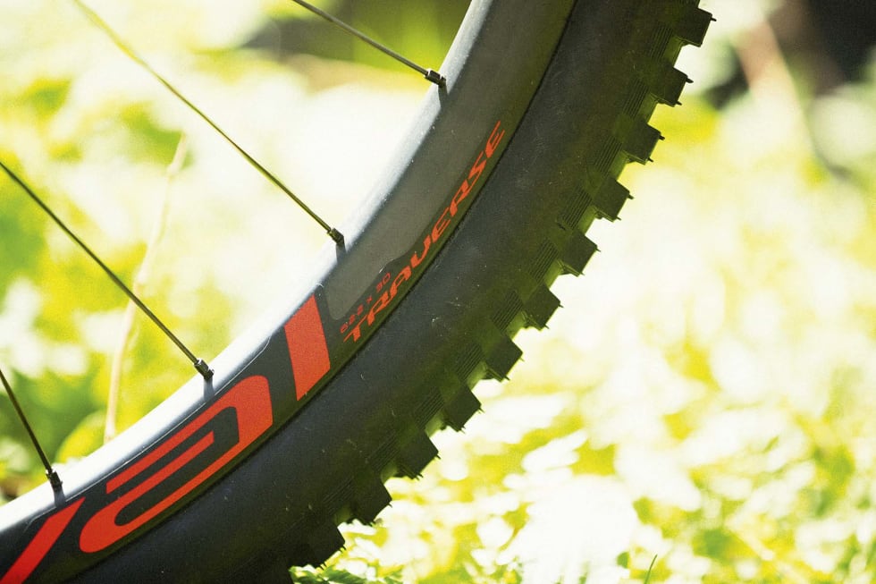 EKSTRA FIBER: Karbonhjul føles eksklusivt, men utgjør ikke den store forskjellen i praksis. Stumpjumperen var den eneste sykkelen vi punkterte på, tre ganger. Tubeless-kit følger med. Foto: Kristoffer Kippernes SPECIALIZED_MG_8794