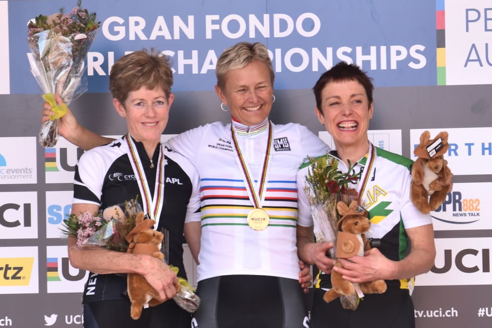 REGJERENDE VERDENSMESTER: Sissel Vien tok gull både i tempo og fellesstart på masters-VM i fjor. Her på pallen med Carol McCulle og Heather Hamling etter fellesstarten. Foto: Pål Fritsvold 2026 UCI Masters Fellesstart Pallen W55-59 Carol McCullen - Sissel Vien - Heather Hamling Pål Fritsvold 1400x933