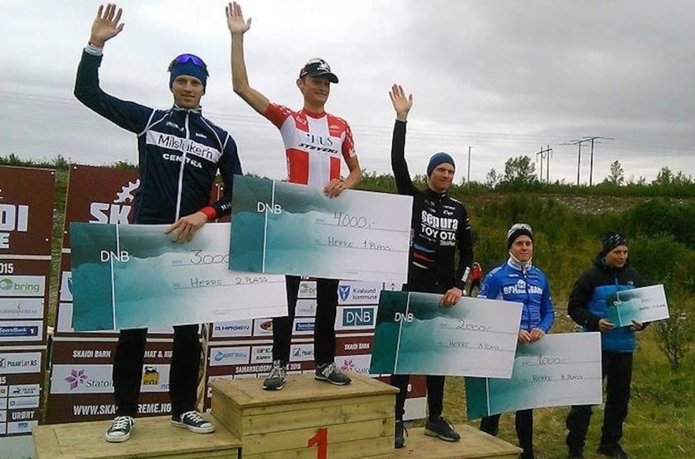 Pallen i herreklassen: Søren Nissen vant, med Ola Kjøren på andreplass og Lars Granberg på tredjeplass. Fjorårsvinner Henrik Kippernes ble nummer fire. Foto: Privat Skaidi Extreme 2015 - pallen menn - Foto privat 1400x924