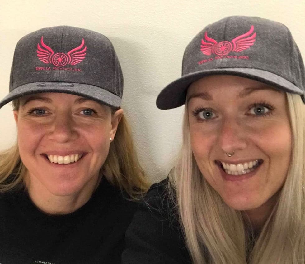 Linda Lønmo og Marna Omre med Herja Endurlaugs nye capser. Foto: Privat
