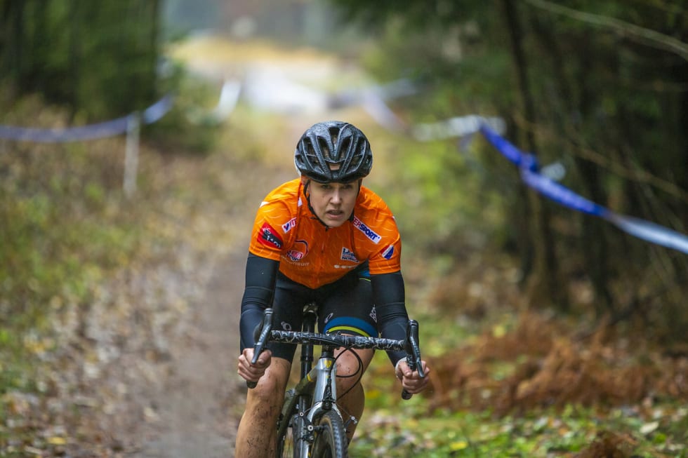 LEDER: Ingrid Moe var suveren i dagens Norgescuprunde og økte sammenlagtledelsen når ett ritt gjenstår. Foto: Pål Westgaard Ingrid Moe NC5 Grenlandskross - Pål Westgaard 1400x933