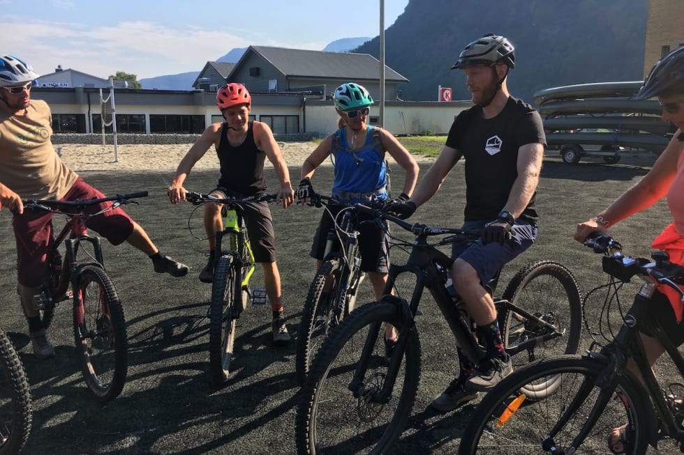 Kasper Madsen er en av instruktørene, her i aksjon på helgas kurs i Sogndal. Foto: NMIG Kasper Madsen Guidekurs Sogndal - June 2018 - Foto Rikke Westvig 1400x933