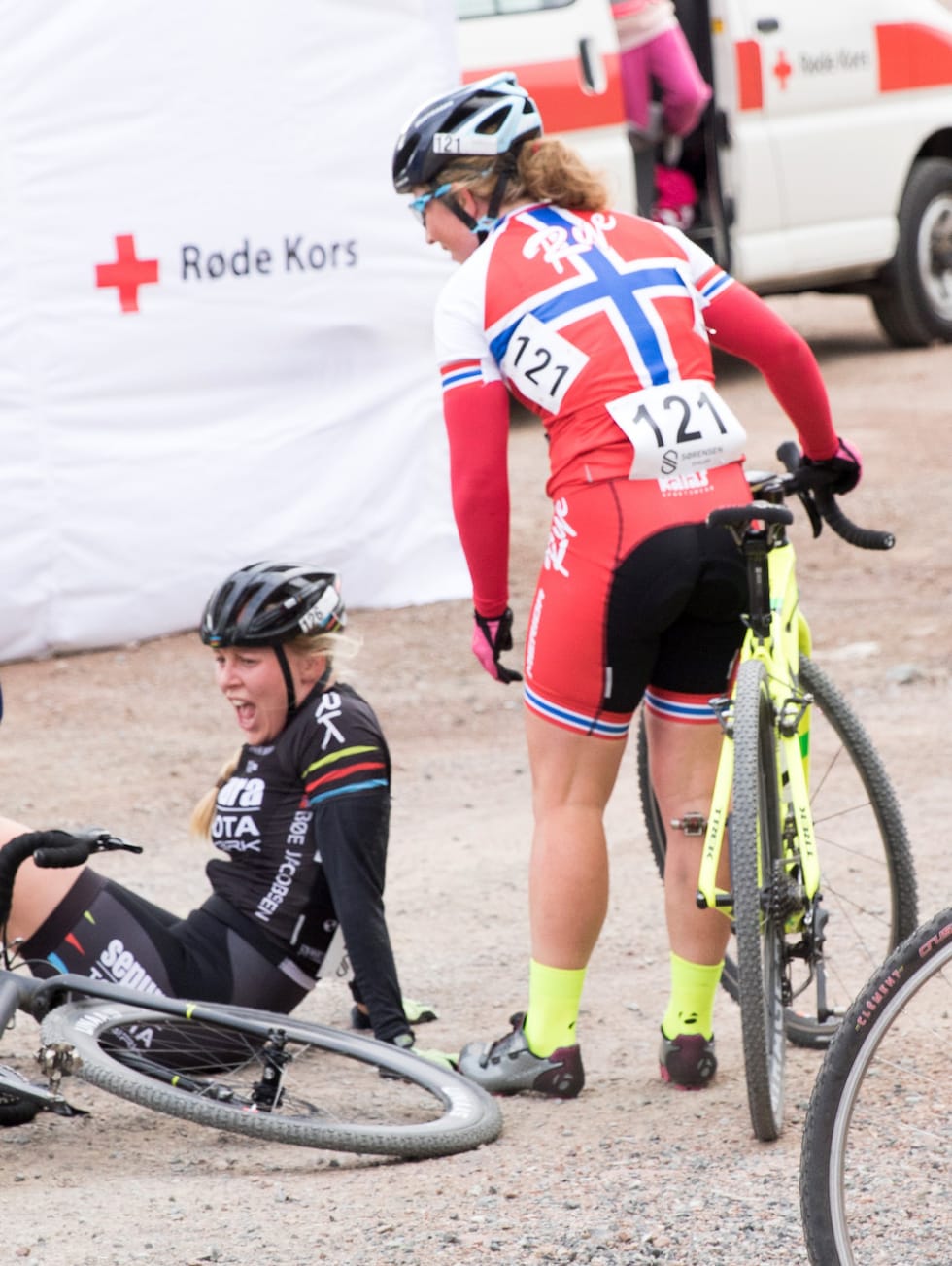 TØFT: Ingrid Sofie Bøe Jacobsen (til venstre) fikk en ilddåp i kross med punktering på første runde, mens regjerende norgesmester Elisabeth Sveum vant rittet med god margin. Foto: Bengt Ove Sannes Ingrid Sofie Bøe Jacobsen - Elisabeth Sveum - NC1 CX 2016 - Bengt Ove Sannes 1000x1333