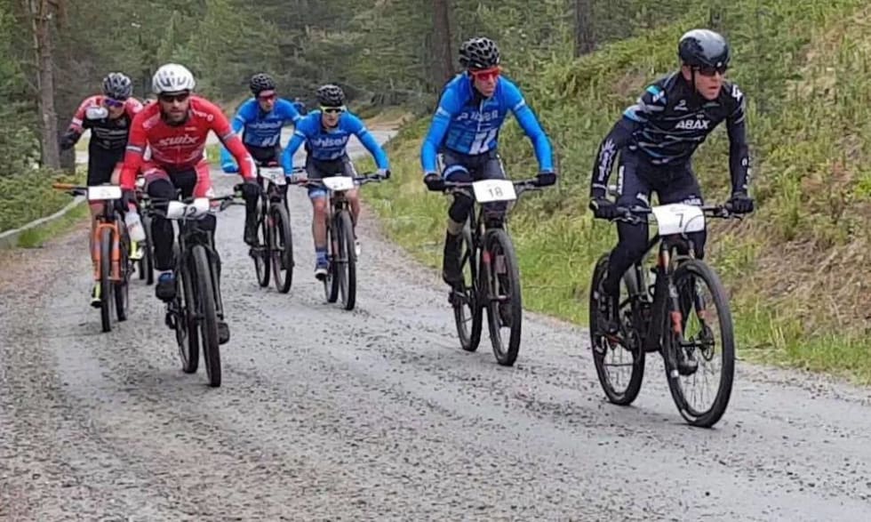 Det var en stor gruppe som kom samlet til mål for å gjøre opp om seieren på første etappe av Trans-Østerdalen. Vidar Mehl (i rødt) tok den. Foto: Arrangøren Stage 1 Trans-Østerdalen 2018 - Foto Swix Hard Rocx 1000x