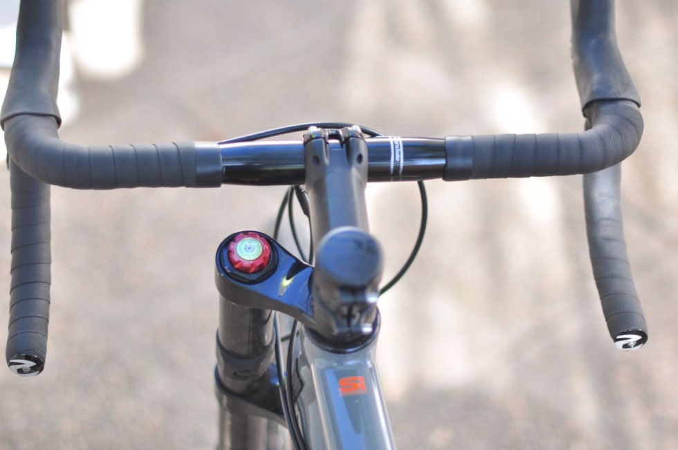 PLASS I STYRET: Cannondale har utstyrt Slate med et bredt og dypt bukkestyre. Det funker fint både i terrenget og på veien.