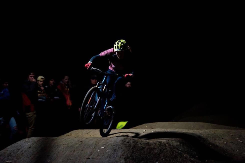 Pumptrack-konkurransen på fredag kveld var den første av fem konkurranser i helga. Foto: Gisle Johnsen Pumptrack Brage Vestavik Hafjell 2017 - Gizmo Johnsen 1400x933
