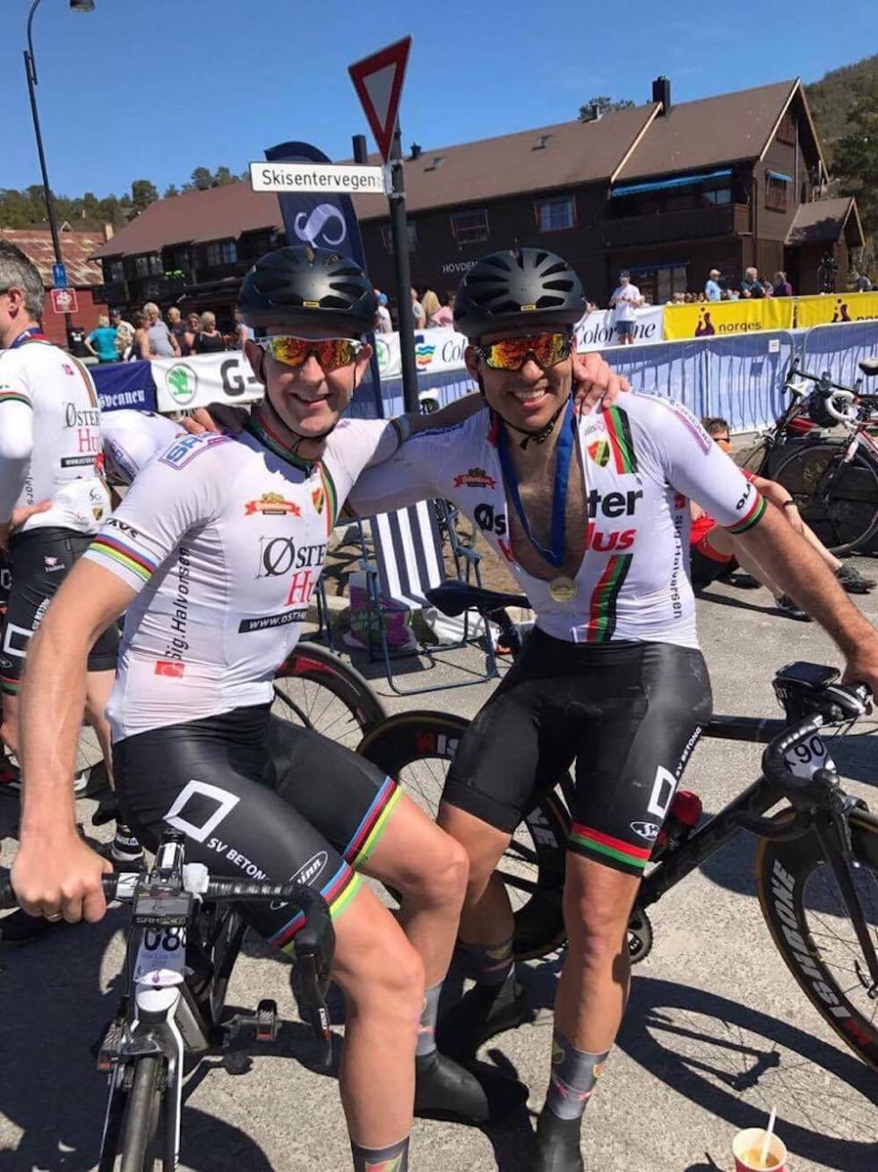 STOLTE: Kapteinene Jone Ellingsen og Arne Rettedal er fornøyd med seieren på Hovden. Foto: Morten Hagland Jone Ellingsen - Arne Rettedal - Sandnes SK Hovden 2017