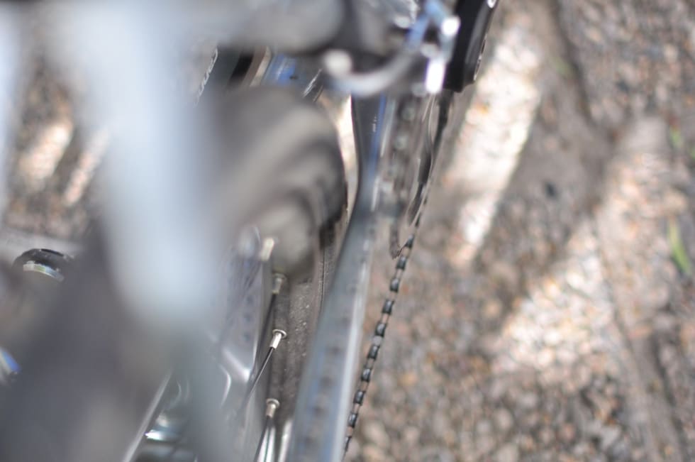 TRANGT: Slicks-dekkene som står på originalt er ca 40 mm breie. Det er ikke plass til noe særlig mer.