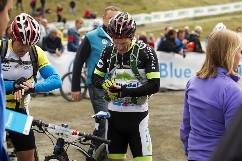 TIDEN, TIDEN? Rytterne hadde det nesten like travelt med å sjekke tiden på klokka og telefonen som å komme seg over målstreken. (foto: Kristoffer H. Kippernes) _KHK3895