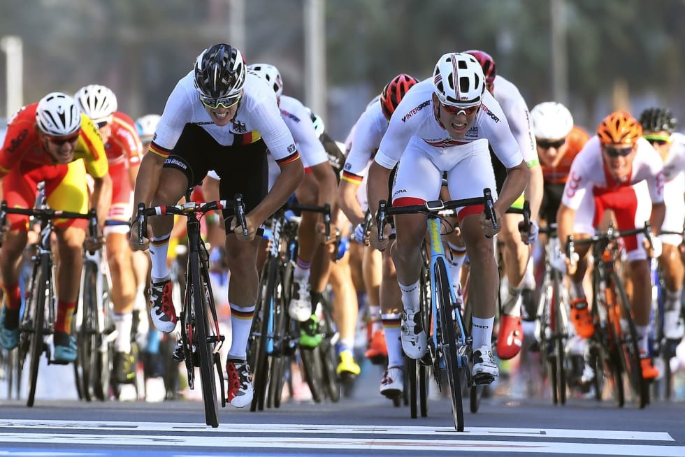 SPURTSEIER: Kristoffer Halvorsen hadde 47 ryttere rundt seg i massespurten på U23-fellesstarten. Foto: Cor Vos Kristoffer Halvorsen VM Gull Quatar U23 road race 2016 Foto COR VOS