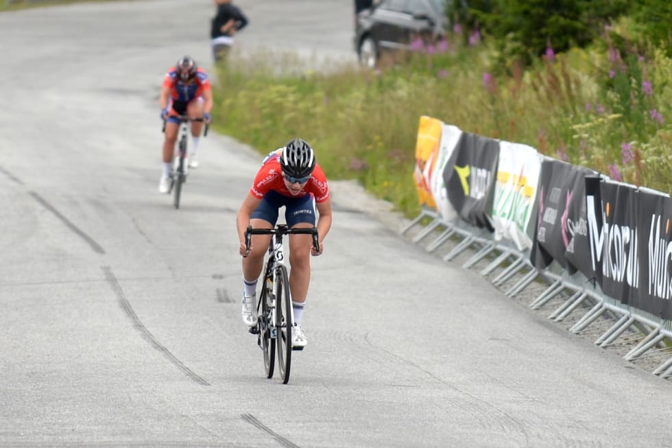 LÅNESYKKEL: Malin Eriksen fra CK Victoria tok sin første seier på landeveien med Ingrid Lorviks reservesykkel. Foto: Kent Murdoch Malin Eiksen - Turid Korshavn - Murdoch 1400x933