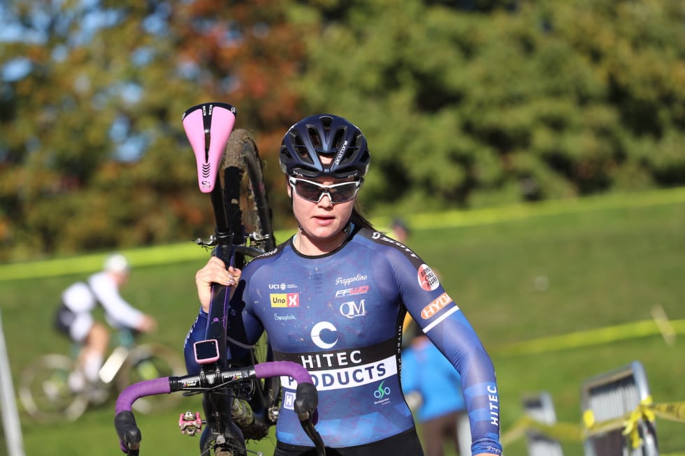 AVVEKLSLING: Line Marie Gulliksen, som nylig signerte proffkontrakt med Hitec, syklet Superpokal Voldsløkka som en alternativ hardøkt i landeveissatsingen. Foto: Ola Morken Line Marie Gulliksen - Superpokal Voldsløkka 2017 - Ola Morken 1400x933