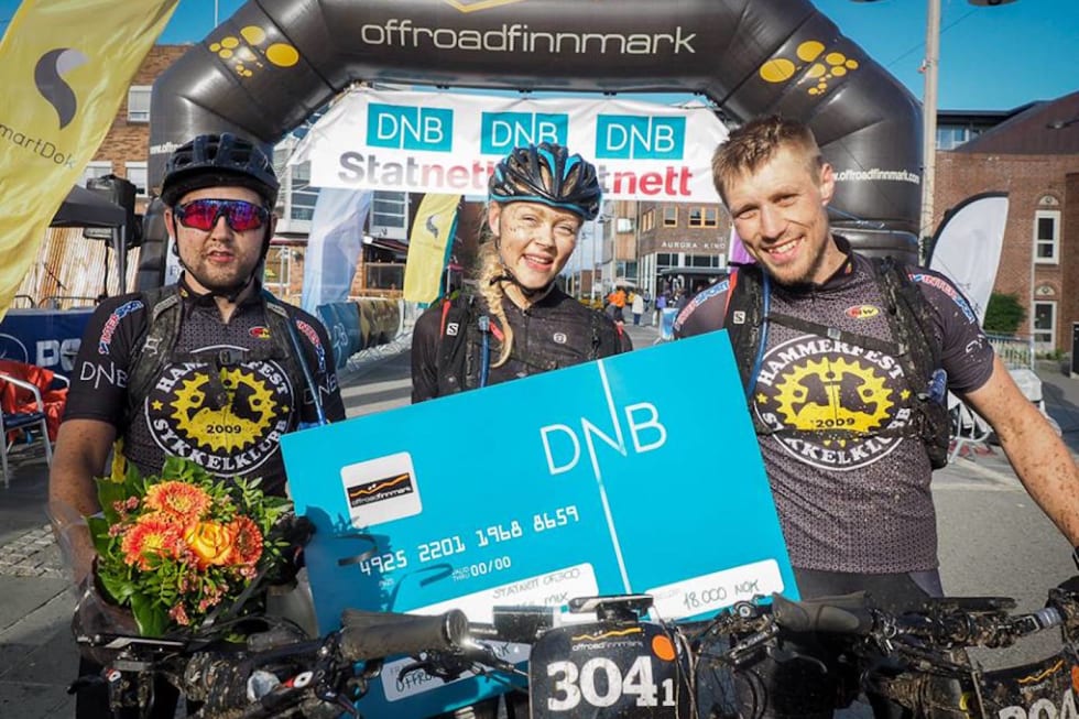 Kim Erik Holmsen, Rakel Birkeli og Bjørnar Aronsen i Team Rakafant og Rakel var første mixlag til Alta i OF300. Foto: Niels Westphal Kim Erik Holmgren - Rakel Birkeli - Bjørnar Aronsen - OF300 2016 - Niels Westphal 1400x933