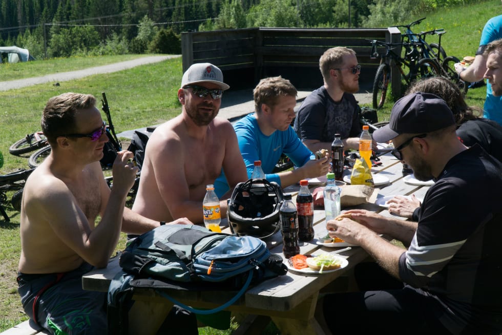 Tid for å dele dagens opplevelser. Foto: Zoltson