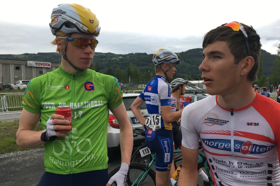 TRØYESKIFTE: Jonas Iversby Hvideberg snappet ledertrøya i Tour de Hallingdal fra Andreas Leknessund etter andreplassen på andre etappe. Foto: Ingeborg Scheve Leknessund - Hvideberg - Scheve 1400x933